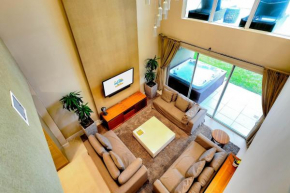 Beautiful Townhome Overlooking The Lake And The Pool